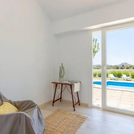 Villa Mallorquin Oasis With Natural Pool 5min From The *
